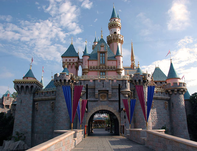 Disney impondrá a sus visitantes un brazalete digital con datos personales Disneyland-address